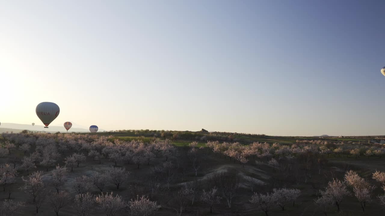 准备在日出时在岩石上方飞行的气球视频素材