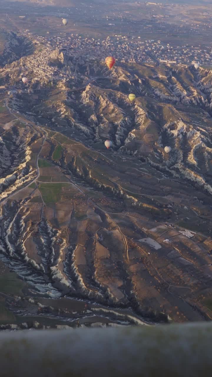 热气球飞过卡帕多西亚的山脉视频素材