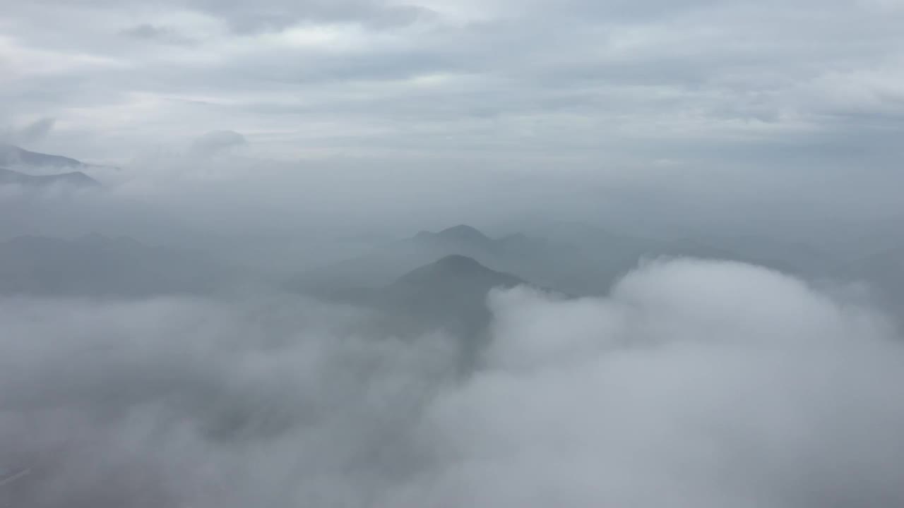 无人机在浓雾笼罩的山区上空飞行视频素材