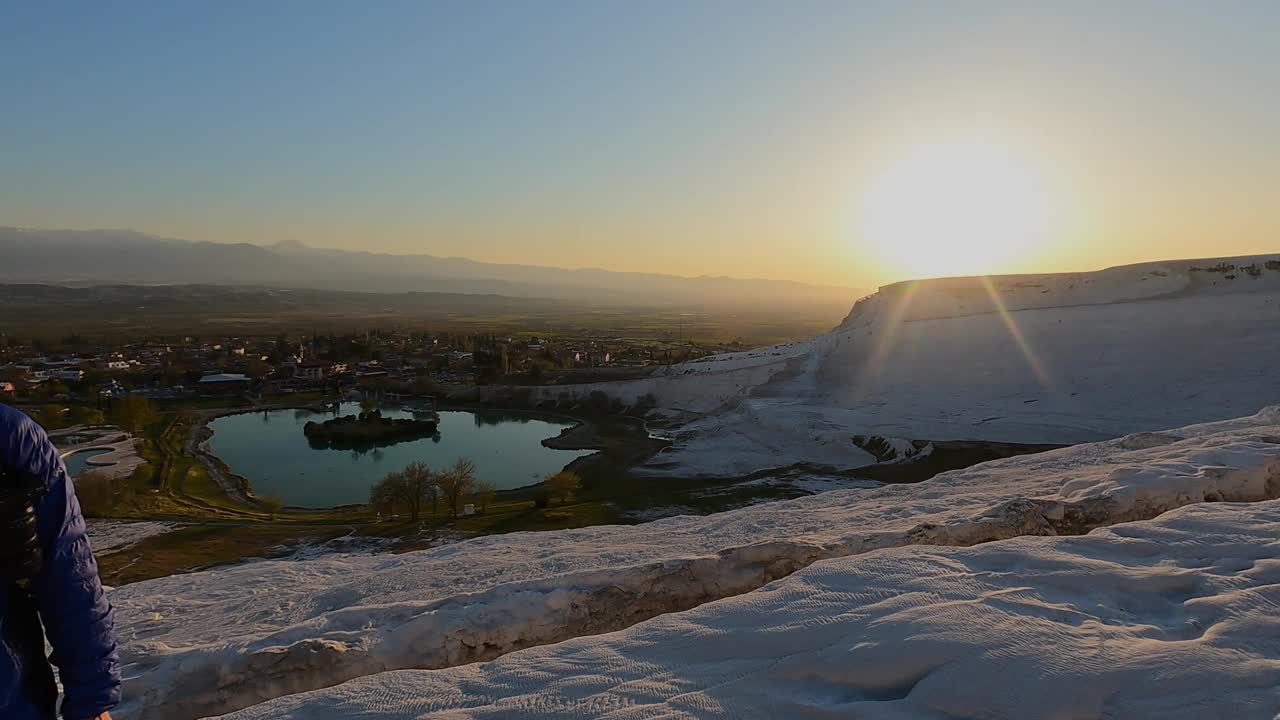 土耳其Pamukkale，日落时分，游客在山上享受旅行视频素材