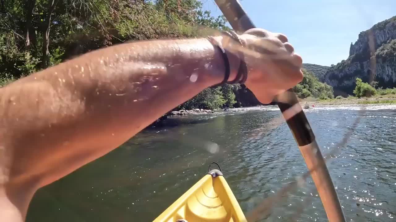 在河流上划独木舟，穿过自然保护区和急流视频素材