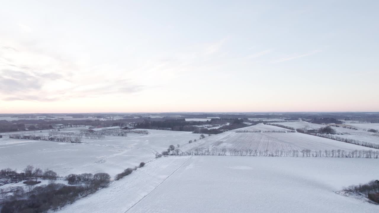 冰雪覆盖的冬季农田景观航拍图视频素材