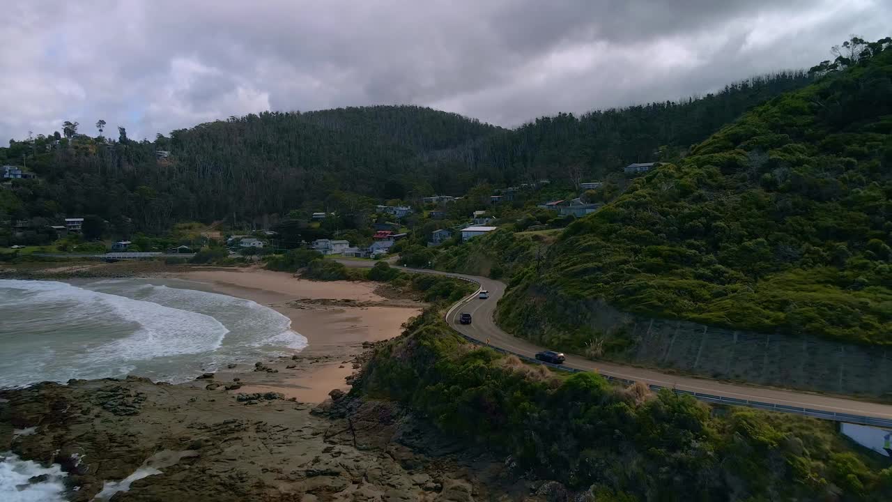 在维多利亚州的一个阴天，汽车沿着澳大利亚标志性的大洋路沿海高速公路行驶在分离溪镇附近视频素材