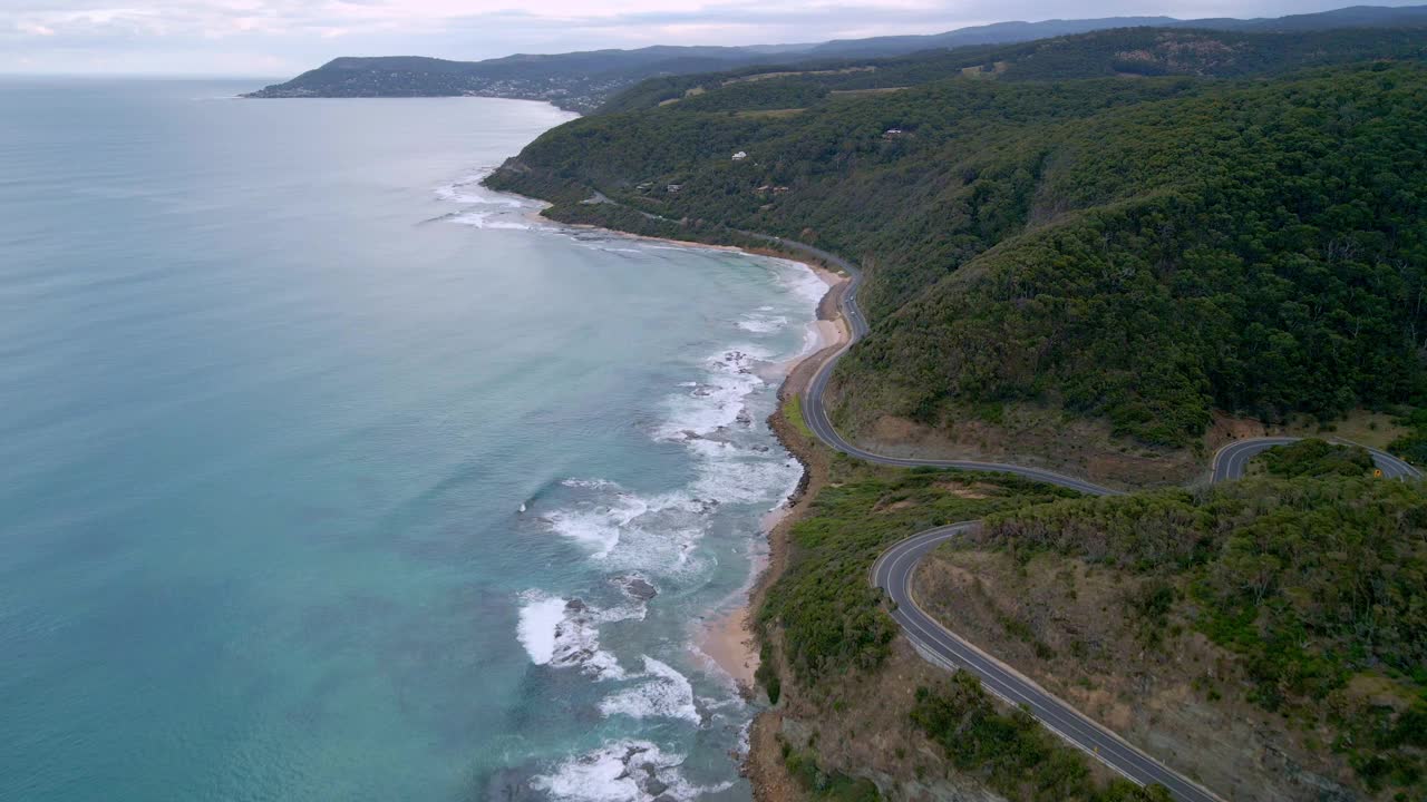 澳大利亚著名的大洋路高速公路航拍维多利亚州蜿蜒的道路和海岸线视频素材