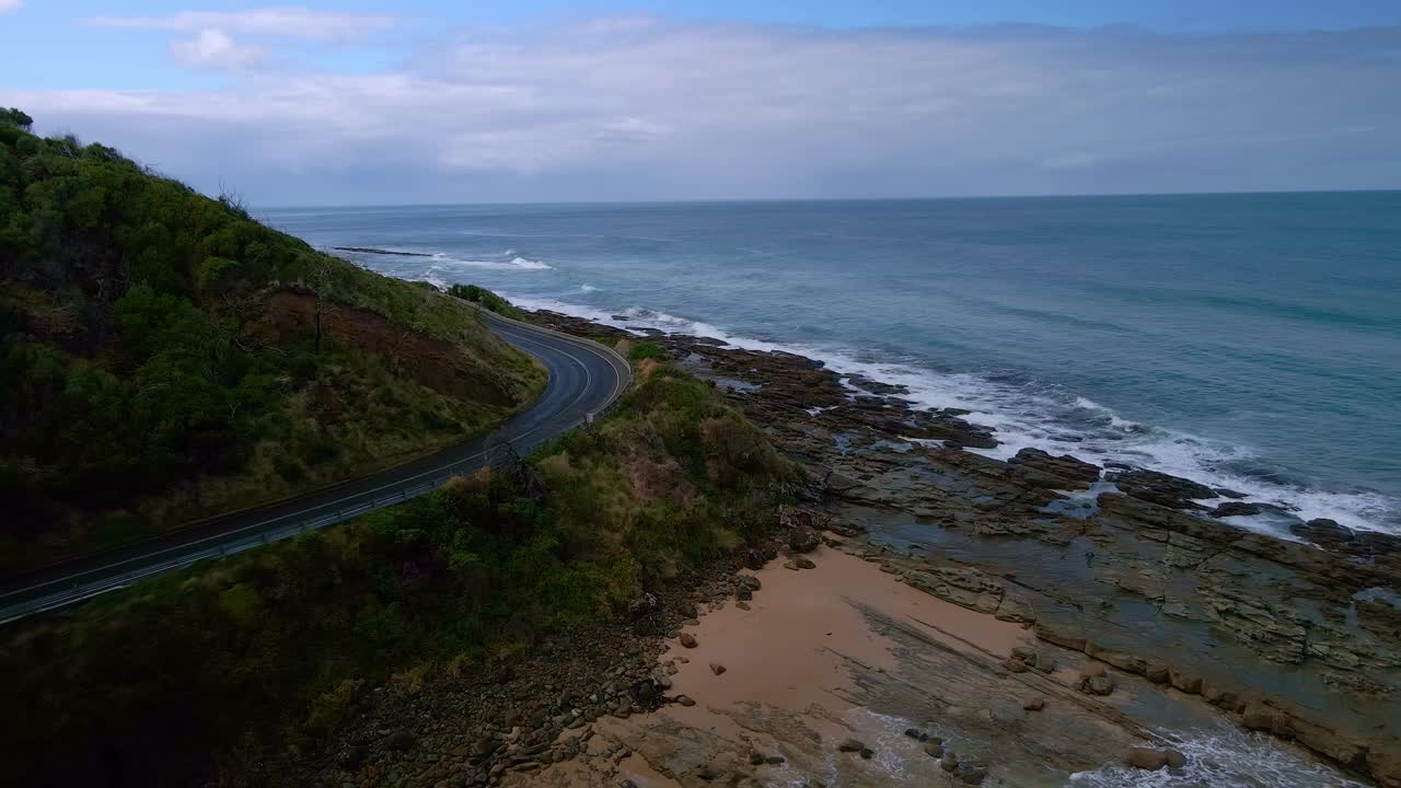 澳大利亚维多利亚州，空旷的大洋路沿海高速公路拐角处没有车辆视频素材