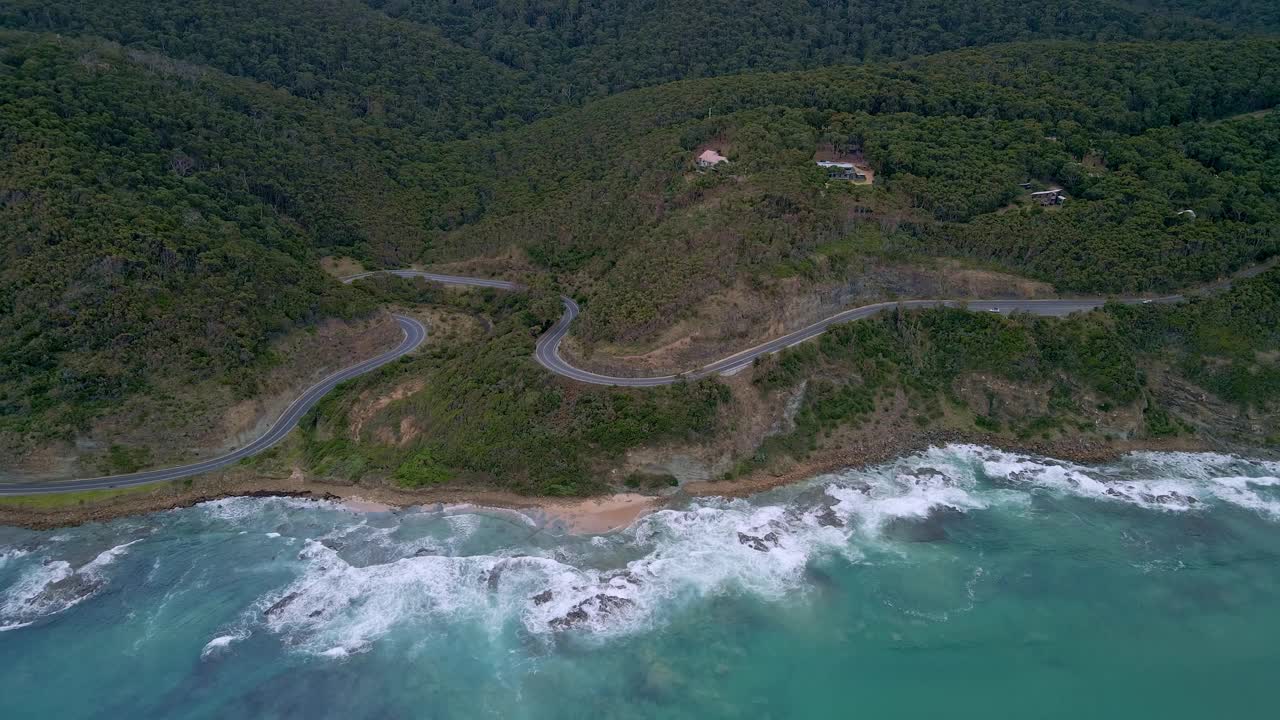 广阔的鸟瞰图，澳大利亚的大洋路有弯曲，蜿蜒的高速公路和茂密的森林，维多利亚视频素材