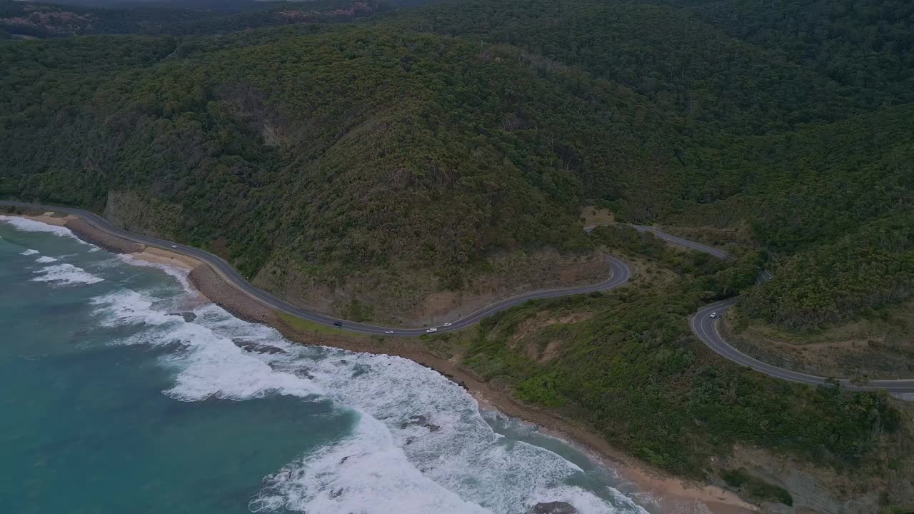 遥远的大洋路海岸线，蜿蜒的道路，汽车交通和森林山脉，维多利亚州，澳大利亚视频素材