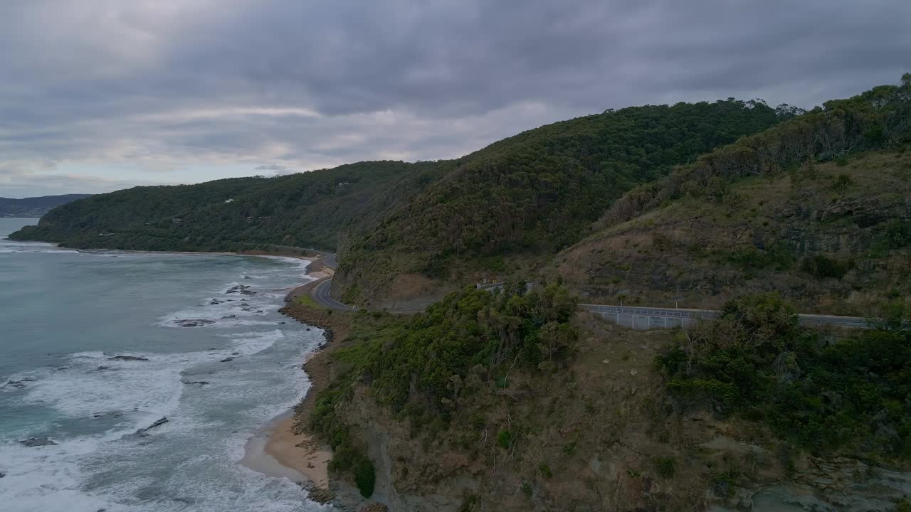 在多云的阴天，澳大利亚维多利亚州的大洋路沿海高速公路上，海浪汹涌视频素材