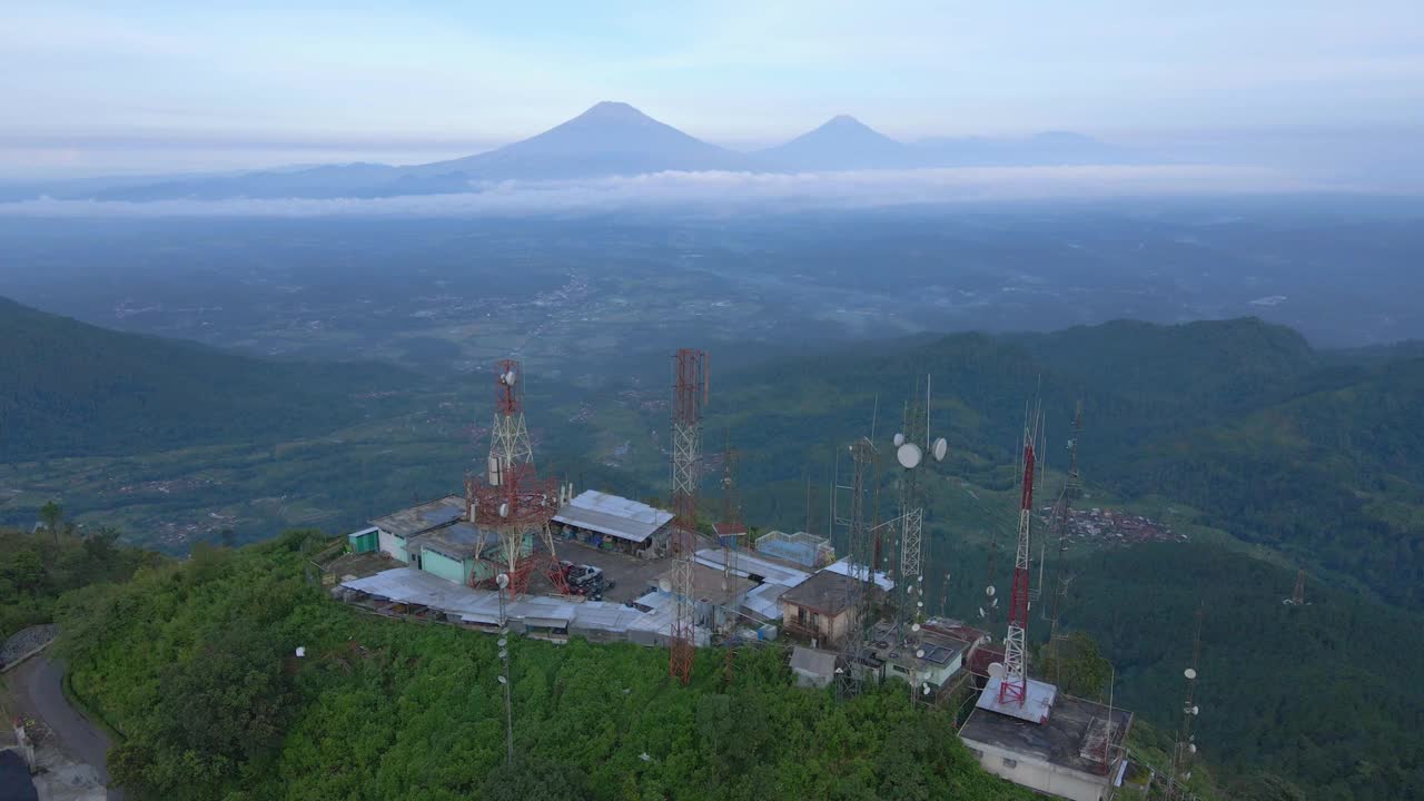 飞越Telomoyo山顶的电信塔，美景尽收眼底。视频素材