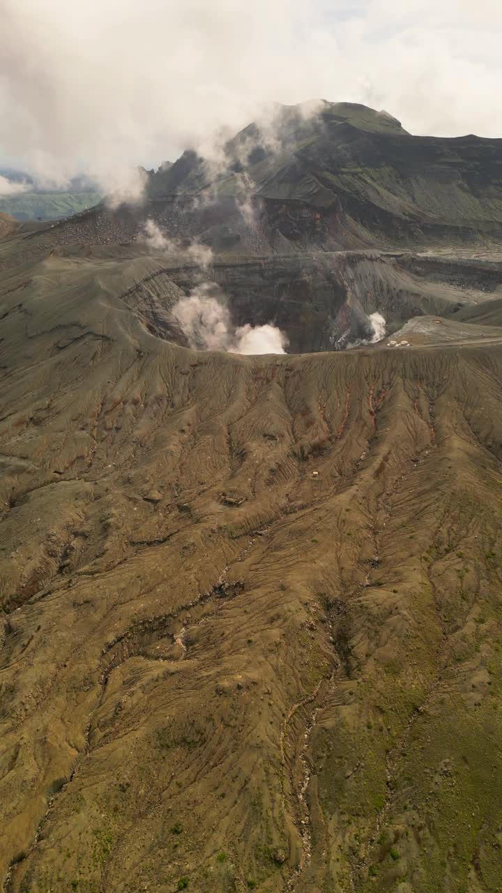 鸟瞰火山活动的麻生中武火山口，日本。视频素材