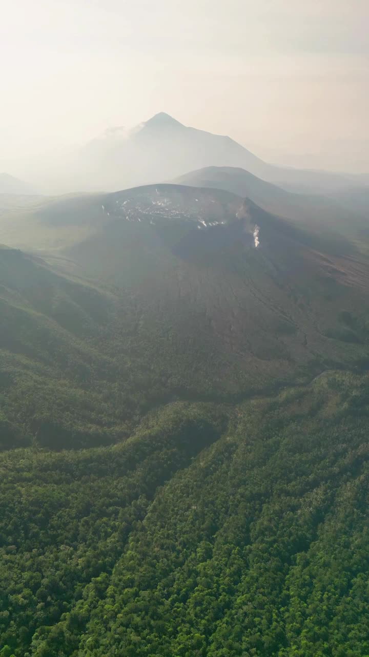 鸟瞰图Ebino高原和火山新竹，日本。视频素材