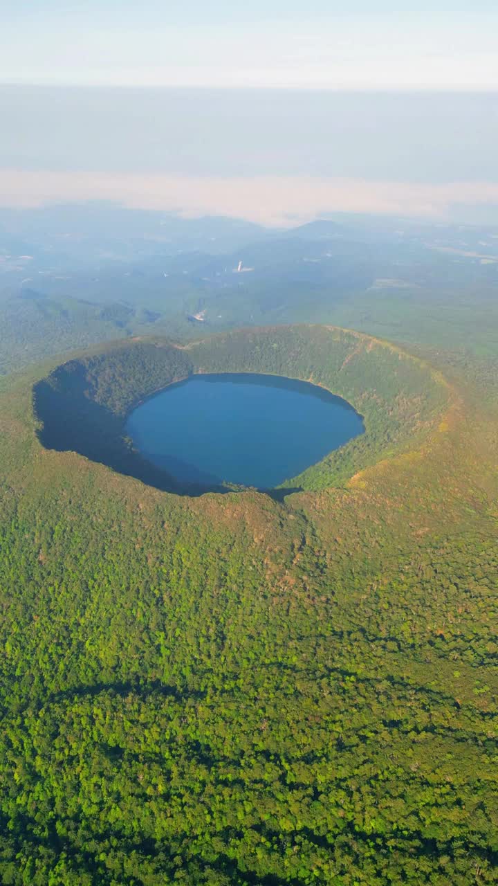 鸟瞰图Ebino高原与火山口湖，日本。视频素材