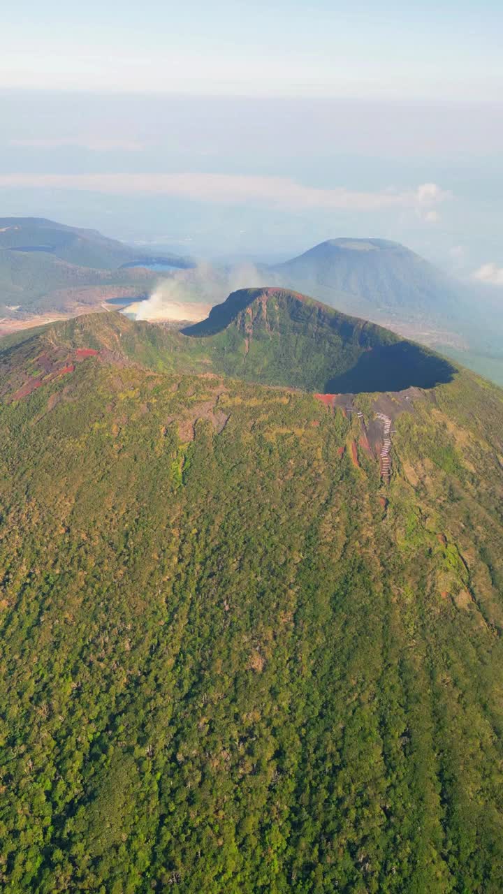 鸟瞰图火山活动在埃比诺高原和卡拉库尼山，日本。视频素材