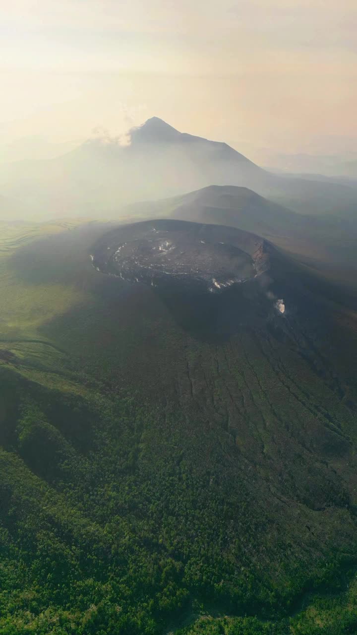 鸟瞰图Ebino高原与火山新竹，日本。视频素材