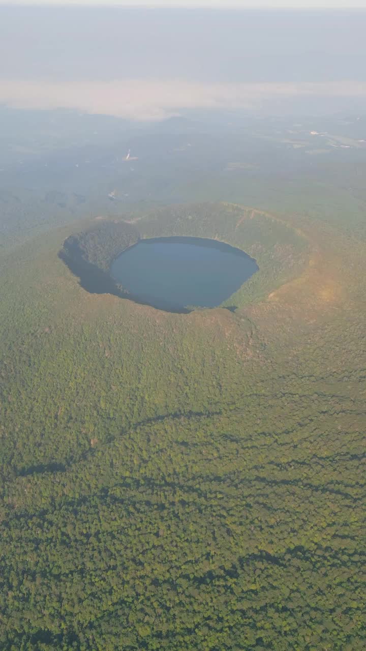 鸟瞰图Ebino高原与火山和火山口湖，日本。视频素材