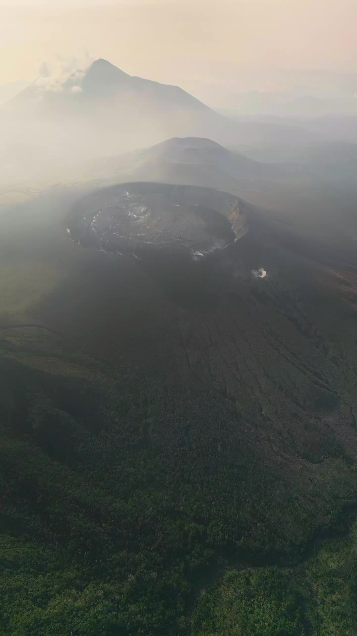 鸟瞰Ebino高原和日本的新竹火山。视频素材