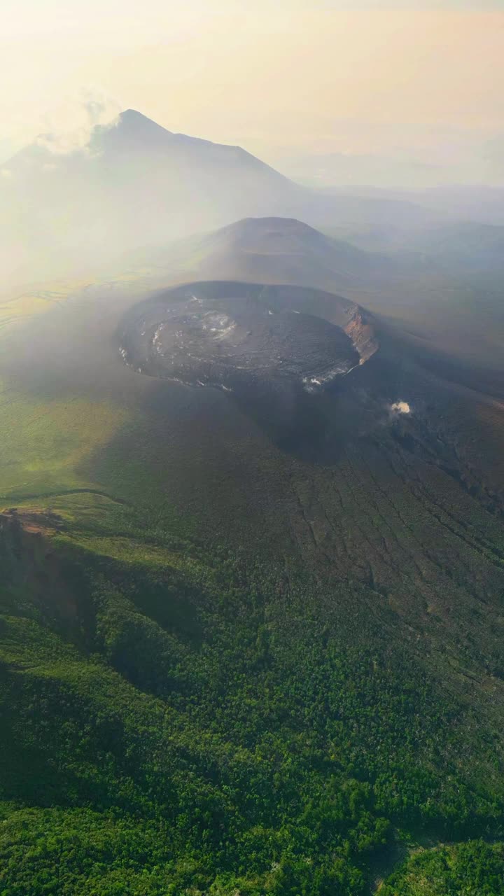 鸟瞰图Ebino高原活火山，日本。视频素材