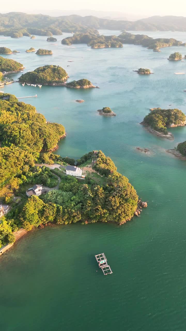 日本长崎，鸟瞰带有岛屿和海岸线的西海国家公园。视频素材