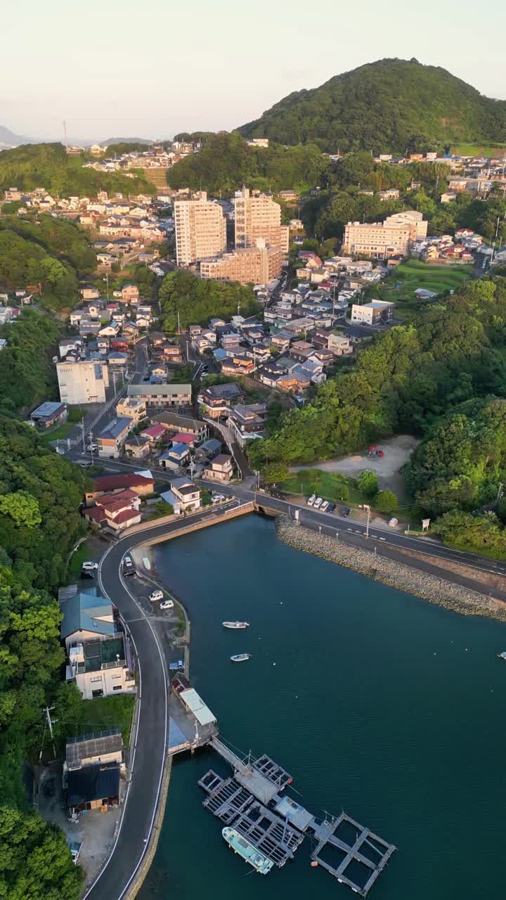 鸟瞰西海国家公园与城市景观，码头，和自然，日本。视频素材