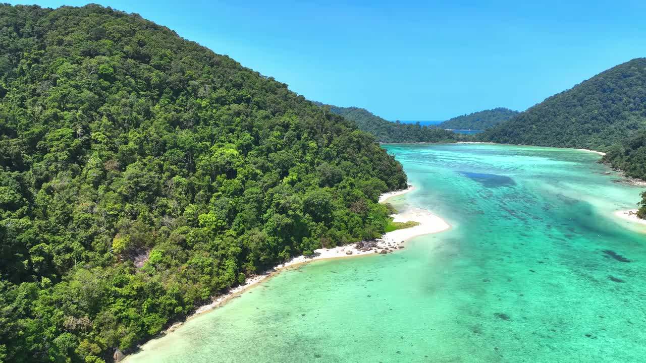 绿松石海中热带海滨岛屿的鸟瞰图令人惊叹的自然景观视频素材