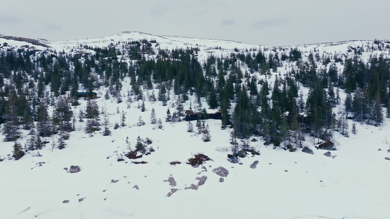 飞向挪威Verran雪山上的木屋。空中拍摄视频素材