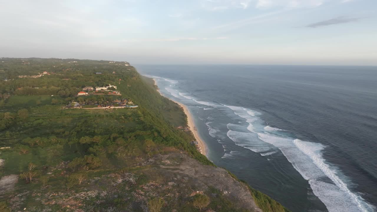 鸟瞰悬崖，海滩，大海，日落在印度洋，巴厘岛。视频素材