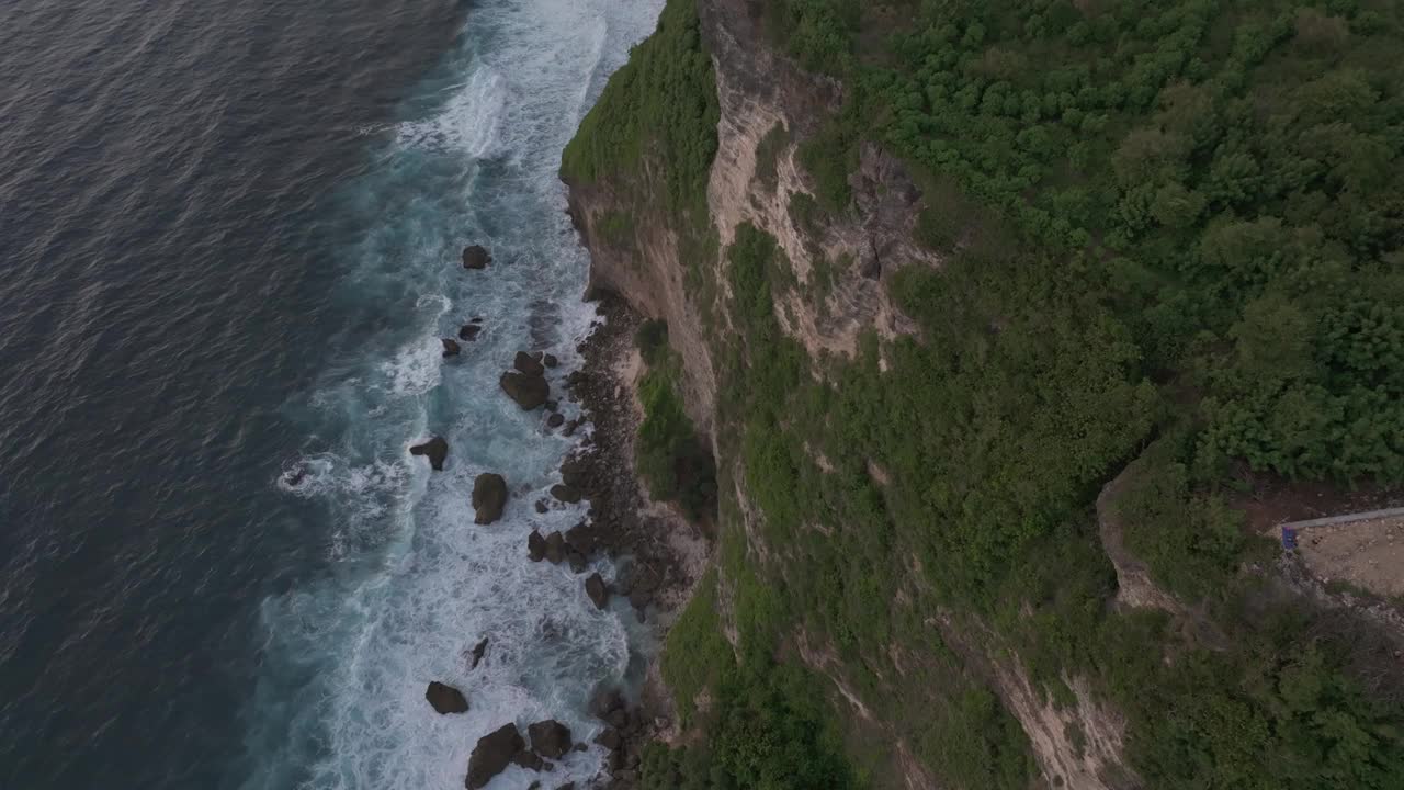 鸟瞰图悬崖，海滩，大海，日落，乌鲁瓦图，巴厘岛，印度尼西亚。视频素材