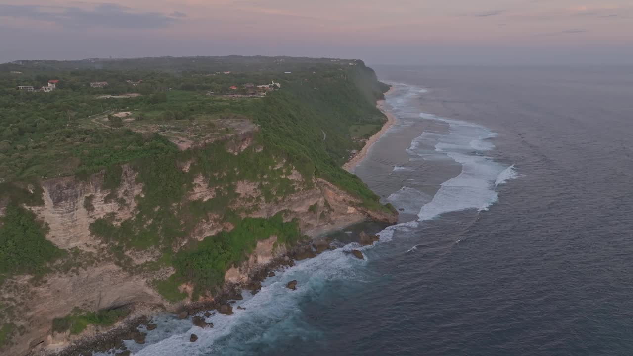 鸟瞰悬崖和海滩在日落俯瞰印度洋，巴厘岛。视频素材