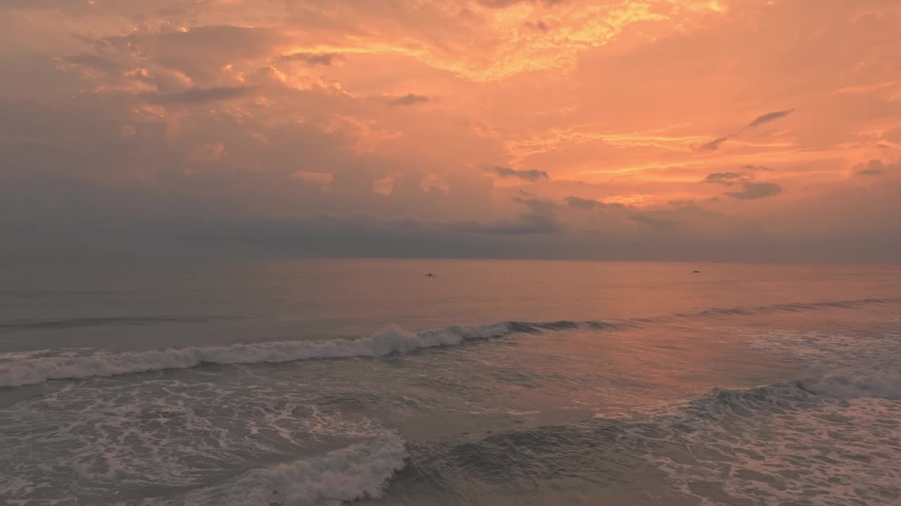 鸟瞰印尼巴厘岛帕苏特海滩上宁静的日落。视频素材