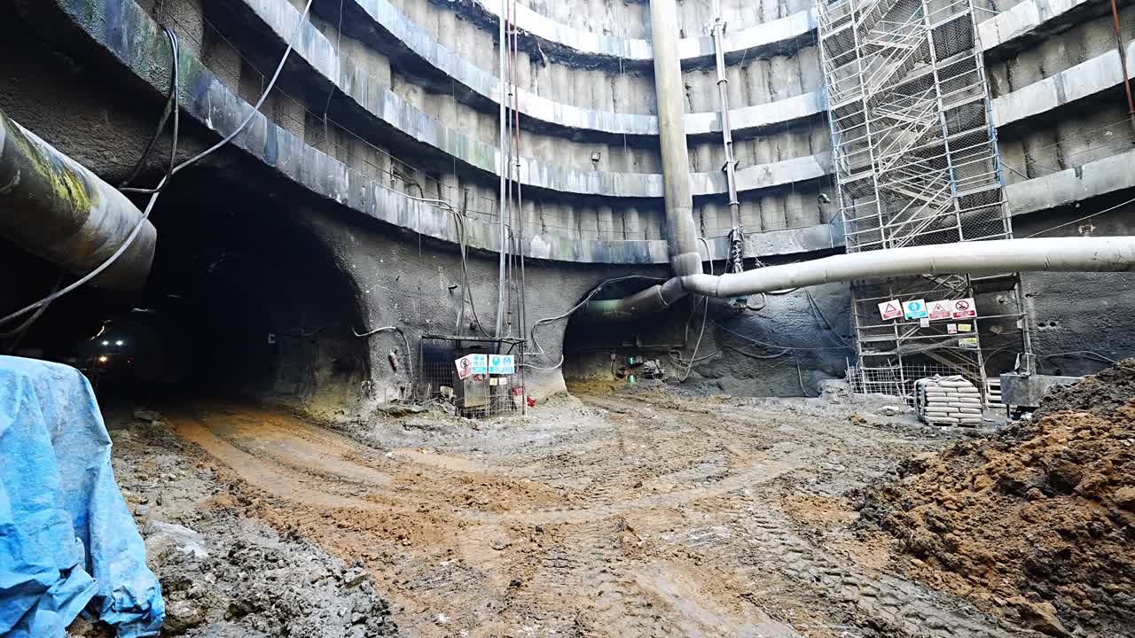 地铁隧道竖井刮泥机、装载机等作业机械视频下载