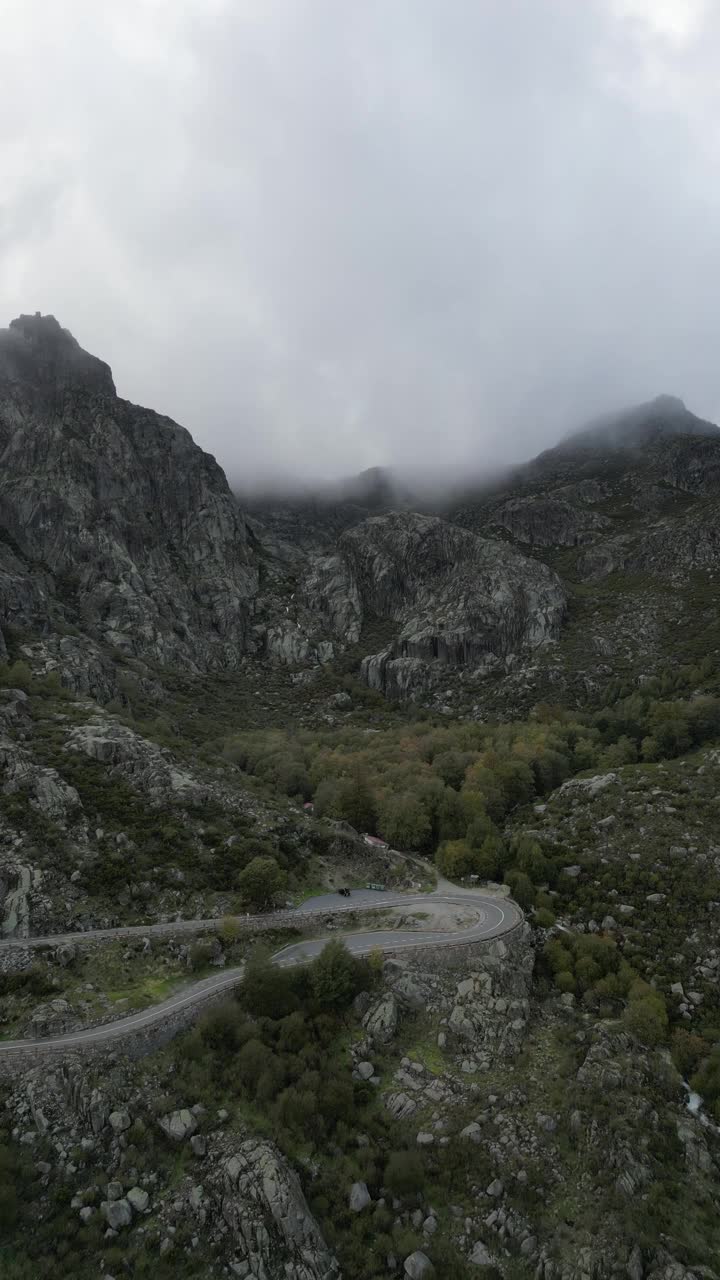 鸟瞰图在雾蒙蒙的Covao d'Ametade, Guarda区，葡萄牙蜿蜒的道路。视频素材