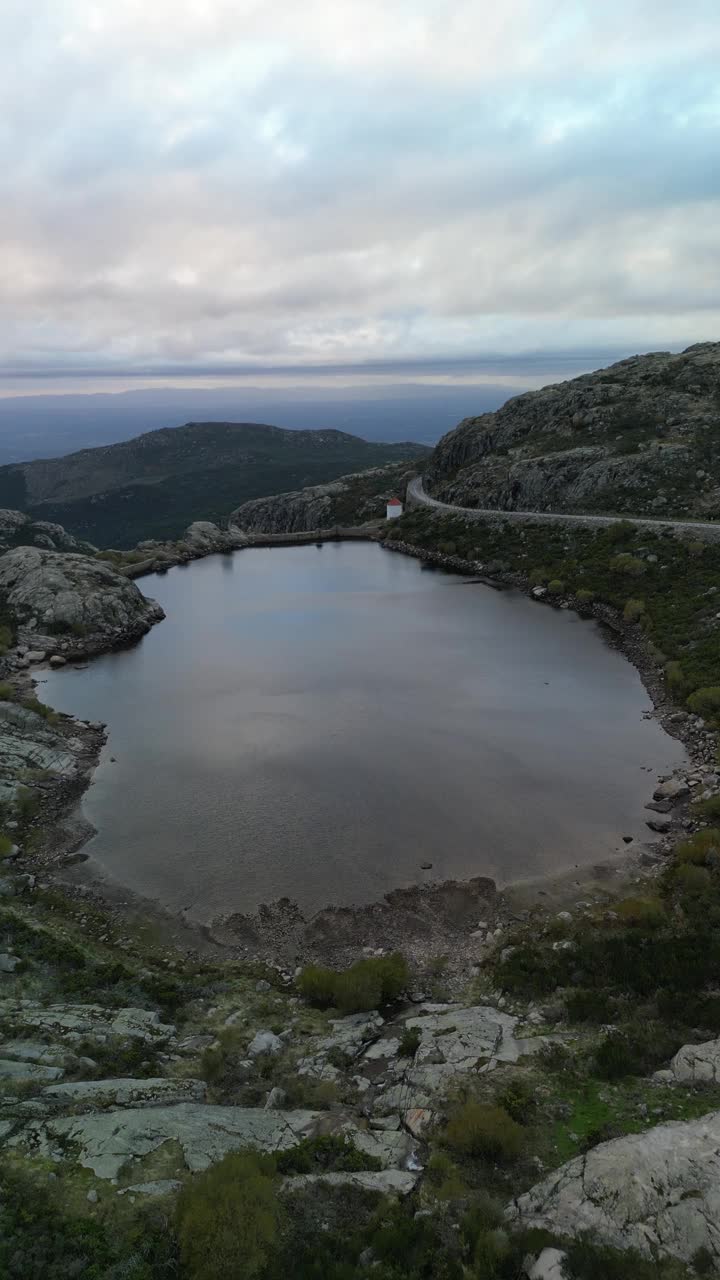 鸟瞰宁静的湖泊和岩石地形在日落，葡萄牙。视频素材