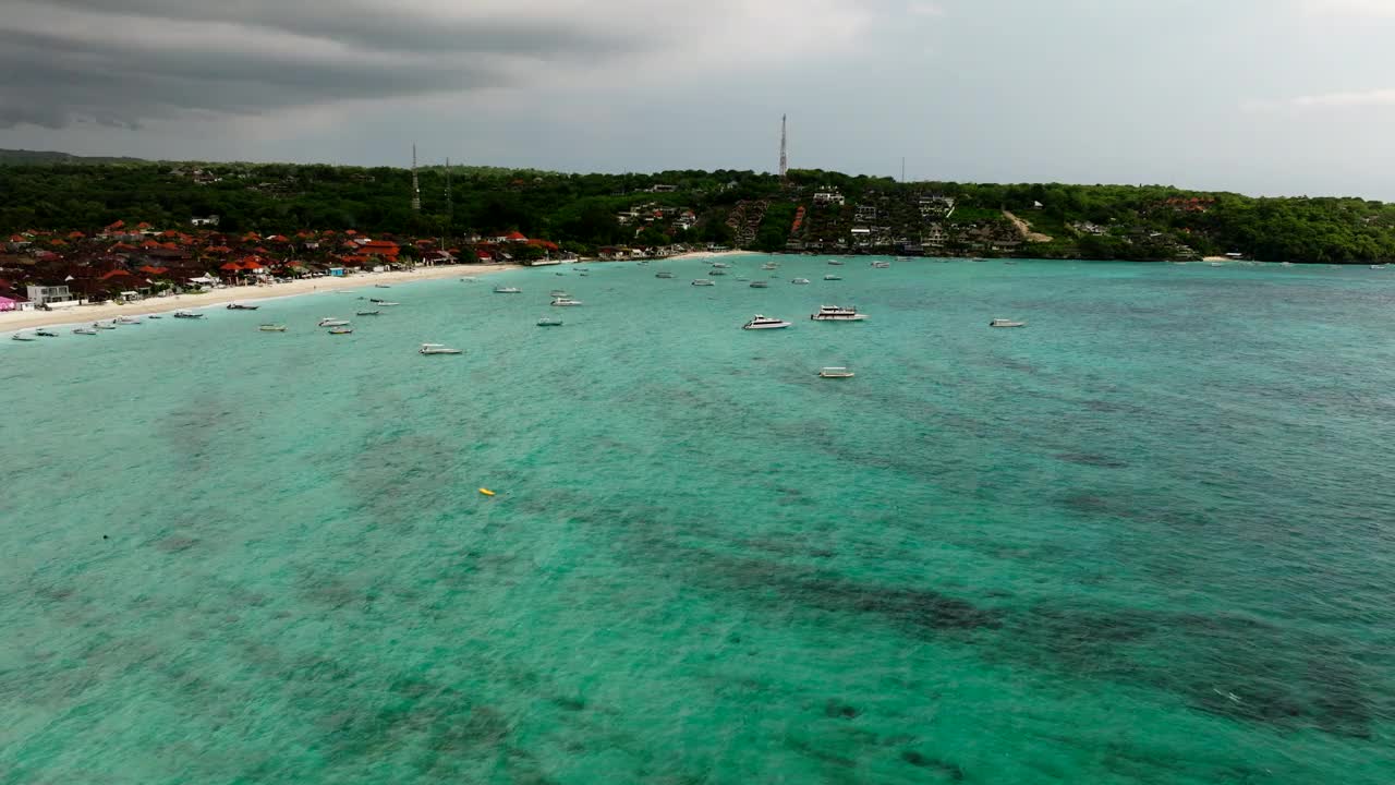 停泊在印尼Nusa Lembongan的船只。空中向前视频素材