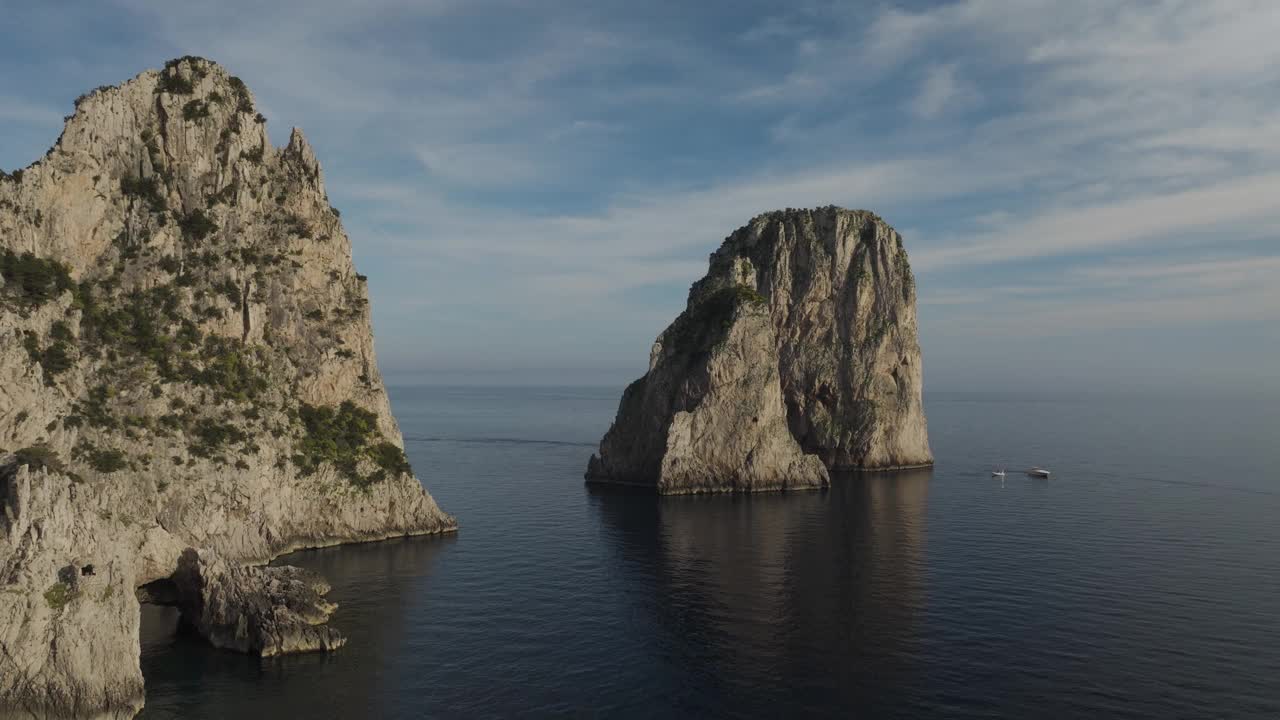 鸟瞰意大利卡普里岛崎岖的悬崖和清澈的蓝色大海。视频素材