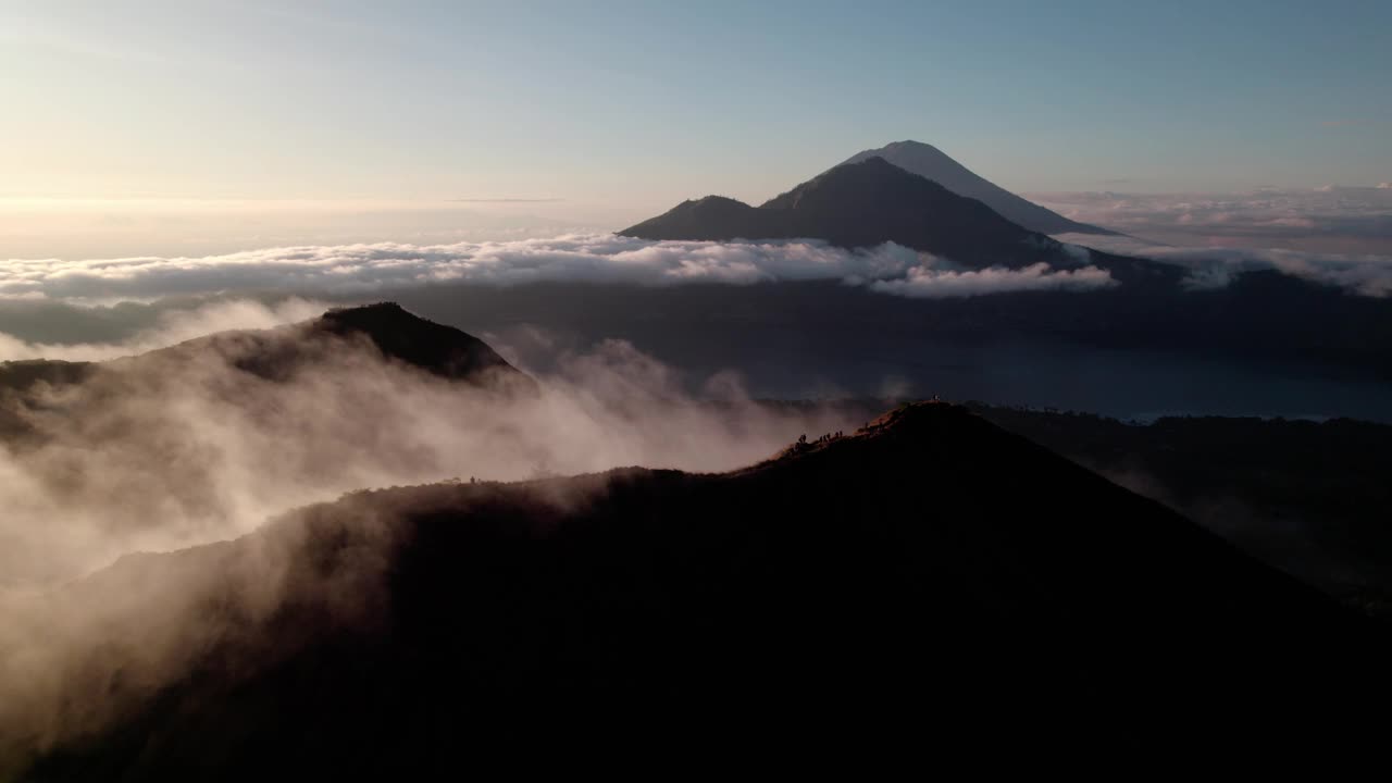 巴厘岛上的巴图尔火山在日落-空中无人机拍摄视频素材