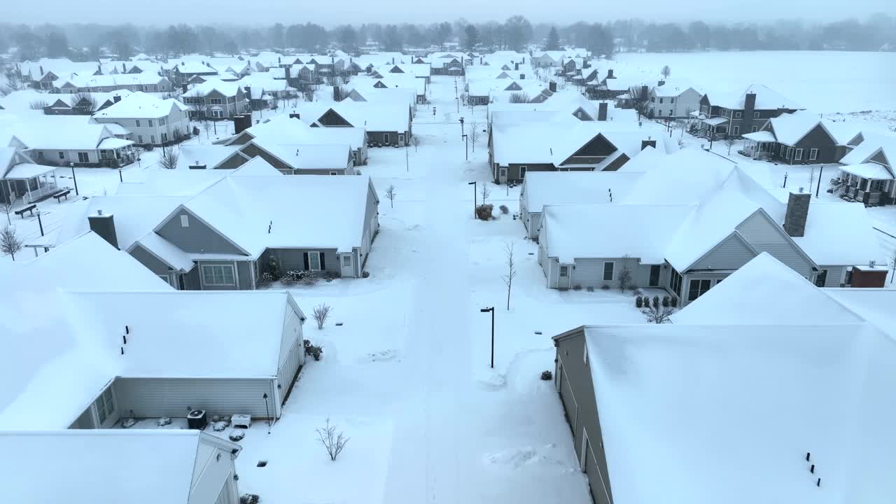 郊区的鸟瞰图，房屋和街道被雪覆盖。美国55岁以上的退休住房开发社区。视频素材