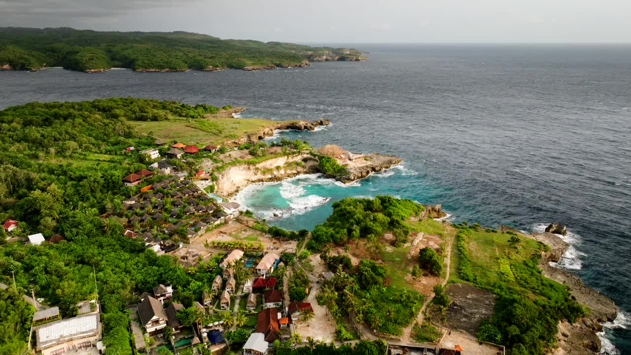 蓝色泻湖Nusa Ceningan, Lembongan，印度尼西亚巴厘岛。无人机航拍图视频素材