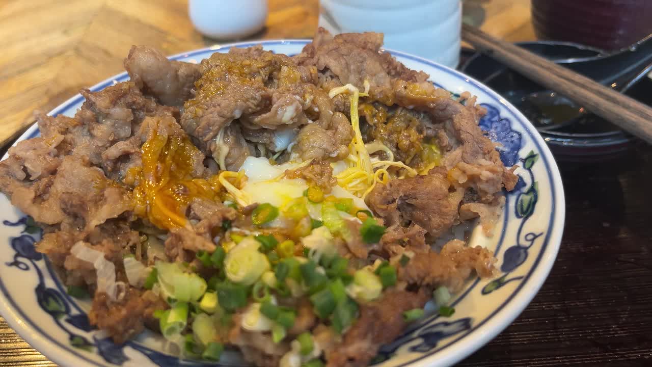 日本料理:用筷子吃牛肉饭视频下载