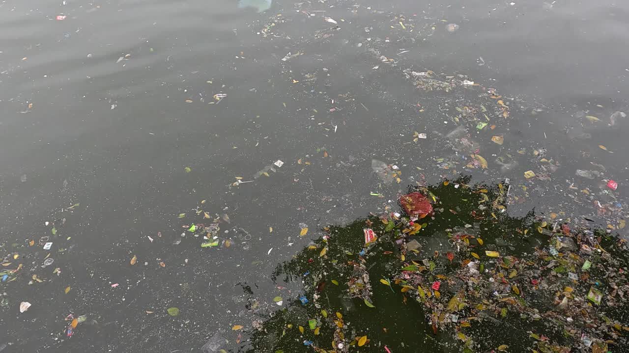 水面上漂浮的碎片视频素材