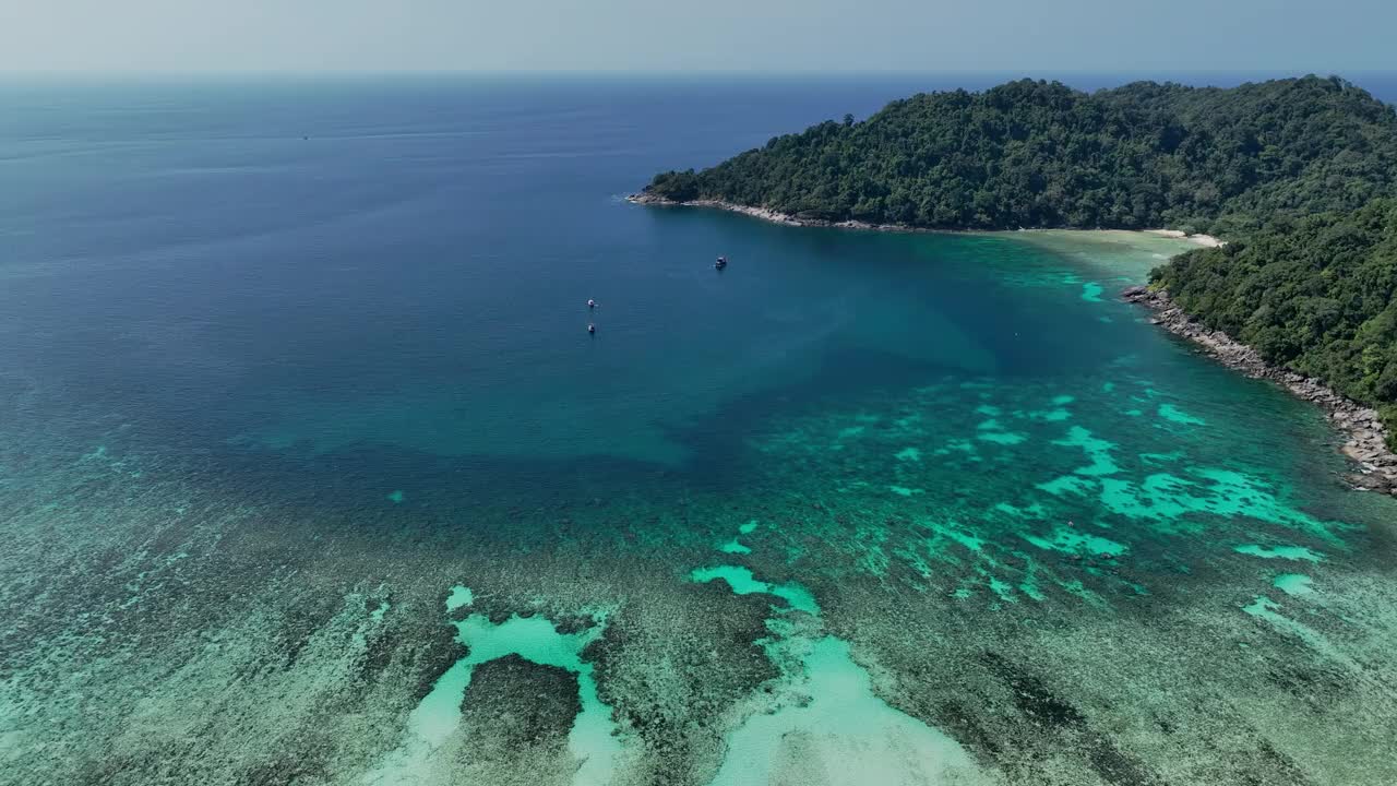 绿松石海中热带海滨岛屿的鸟瞰图令人惊叹的自然景观视频素材