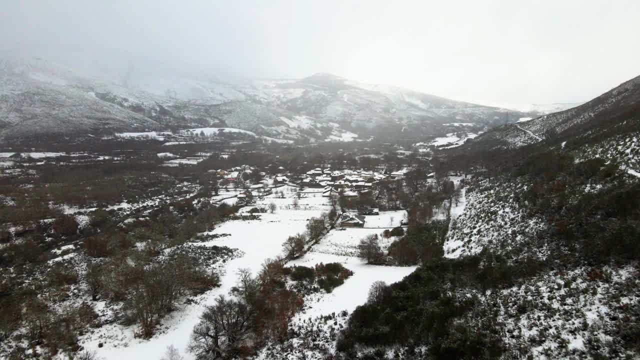 4k冬季无人机拍摄的西班牙安卡雷斯雪城和山脉景观视频下载