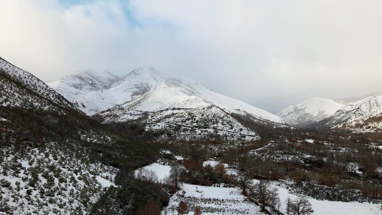 4k冬季无人机拍摄的西班牙安卡雷斯雪山景观视频下载