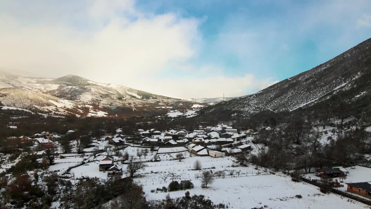 4k冬季无人机拍摄的西班牙安卡雷斯雪城和山脉景观视频下载