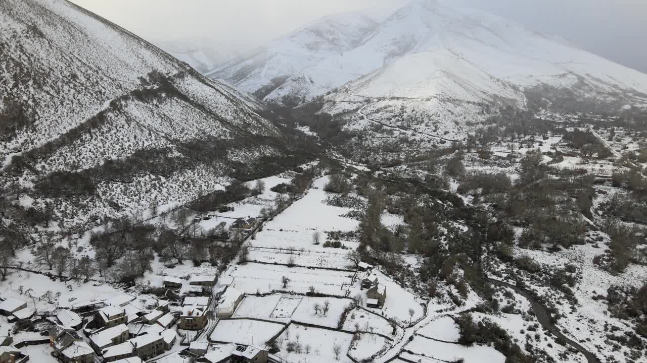 4k冬季无人机拍摄的西班牙安卡雷斯雪城和山脉景观视频下载