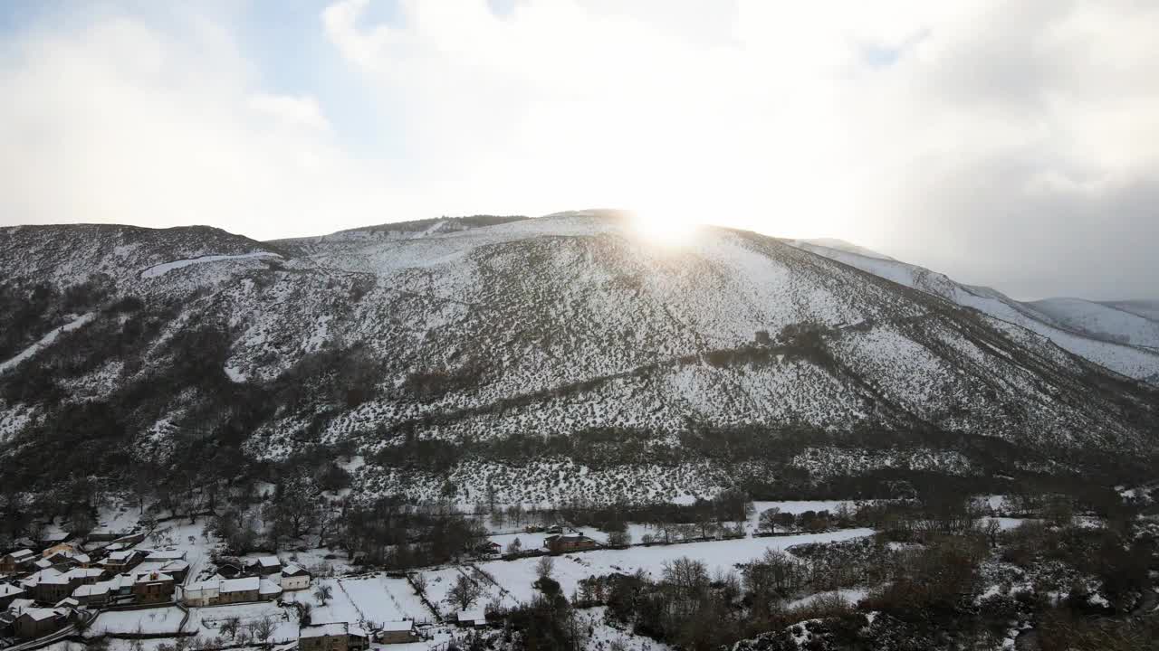 4k冬季无人机拍摄的西班牙安卡雷斯雪山景观视频素材