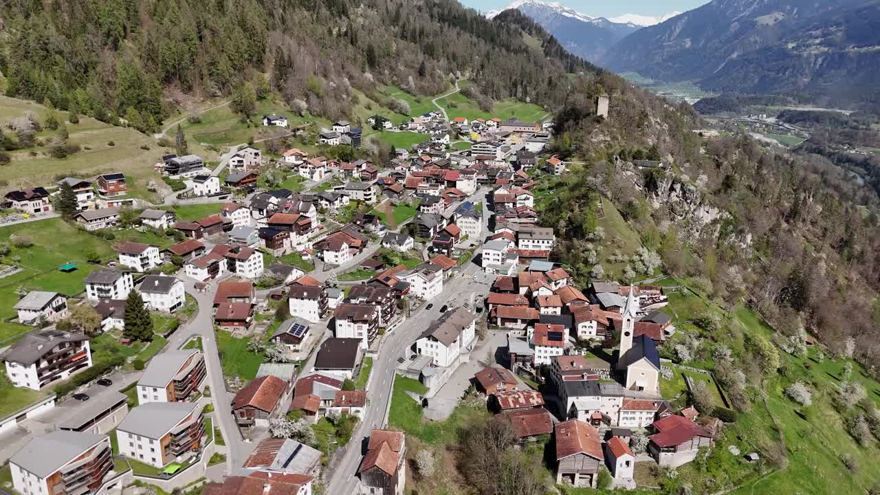 阳光明媚的日子里，瑞士山坡上古雅的小镇。城市中的教堂和历史建筑。空中俯瞰的盘旋镜头。视频素材