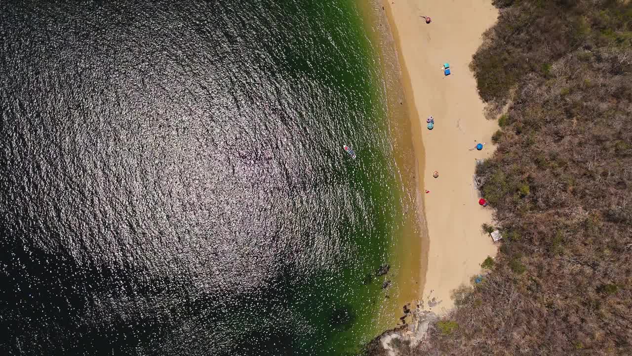 埃尔奥加诺湾和翠绿的海滩。华图尔科，瓦哈卡州，墨西哥视频素材