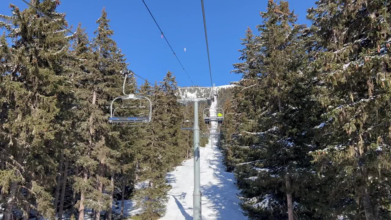 冬天，滑雪缆车越过法国阿尔卑斯山的山坡视频素材