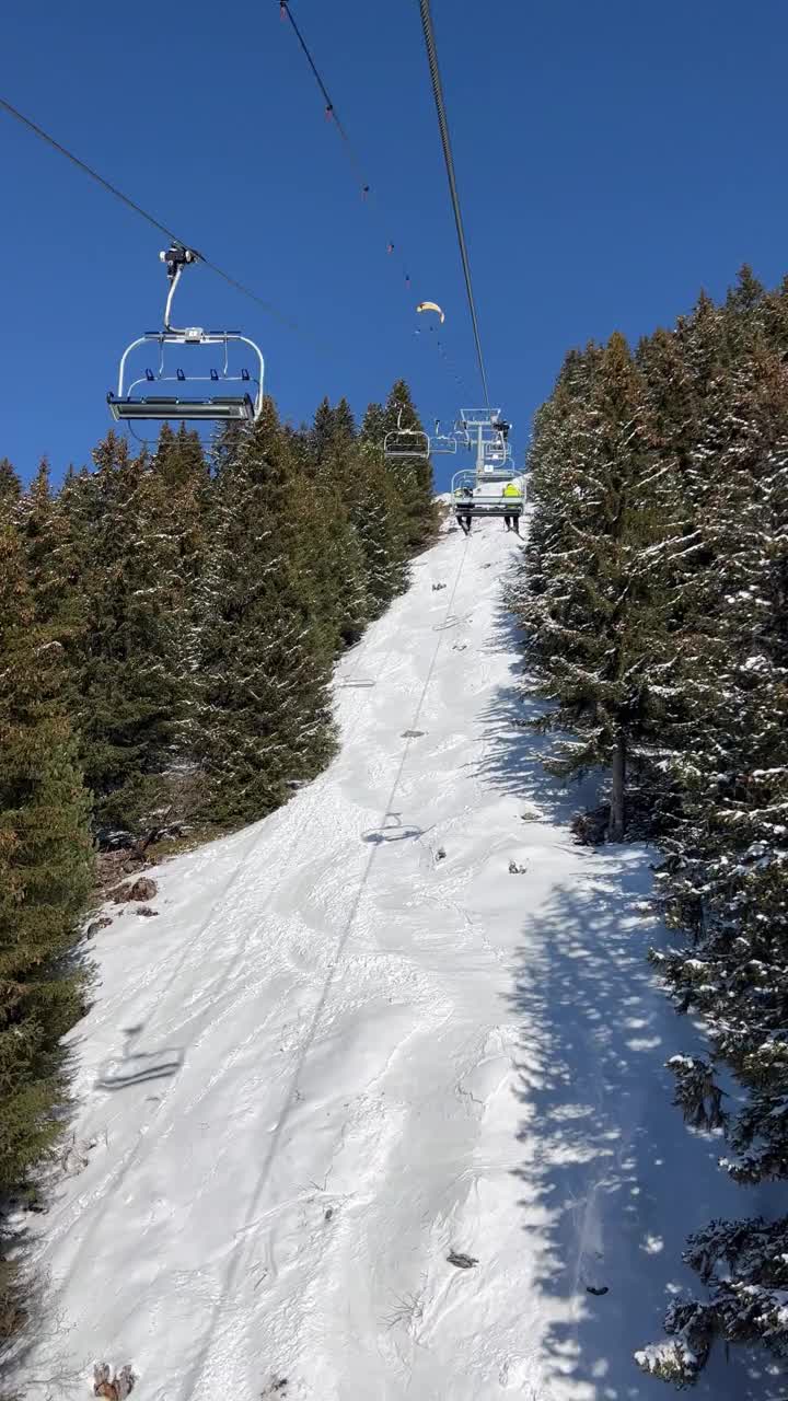 冬天，滑雪缆车越过法国阿尔卑斯山的山坡视频素材