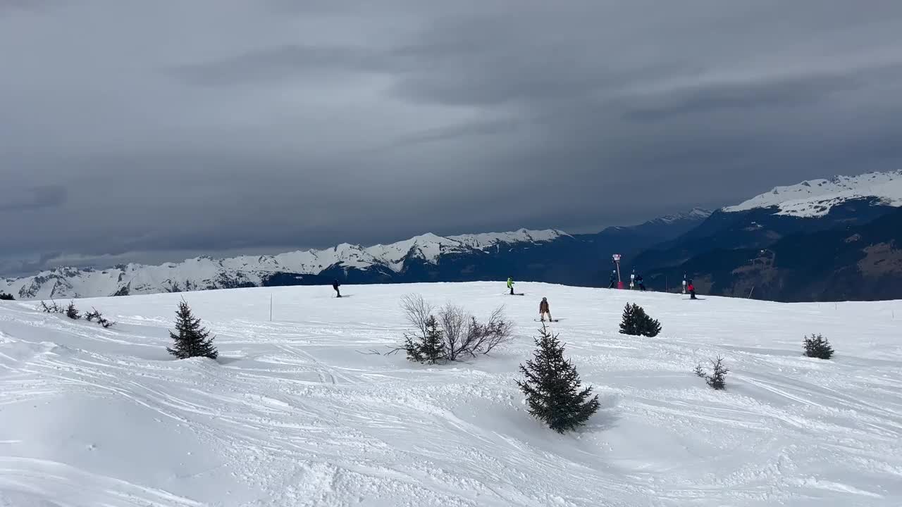 冬季库尔雪维尔滑雪场的滑雪斜坡鸟瞰图视频素材